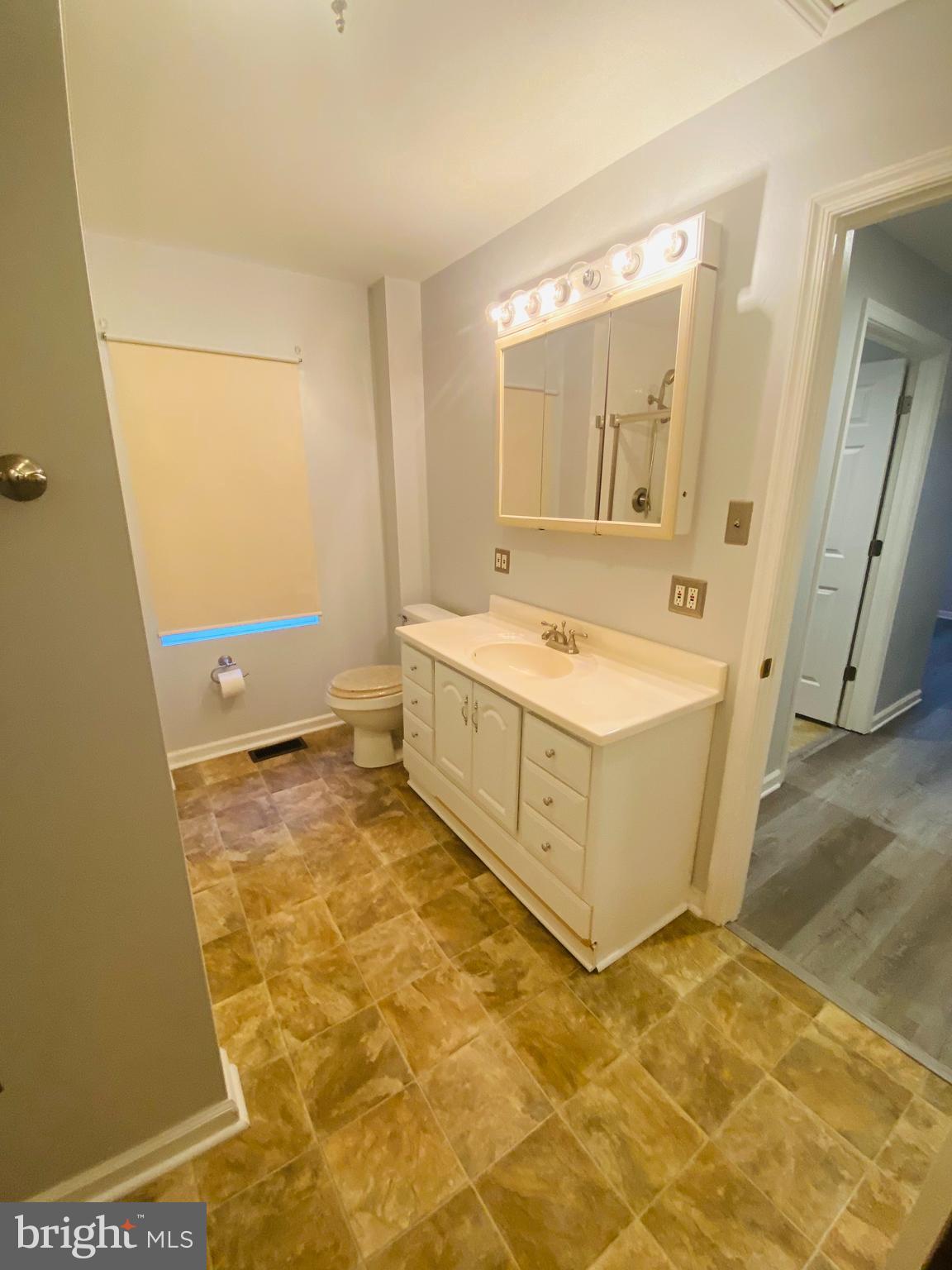 619 Franklin Avenue Baltimore, MD 21221 - Photo 7 of 17 a bathroom with a tub a sink and a mirror