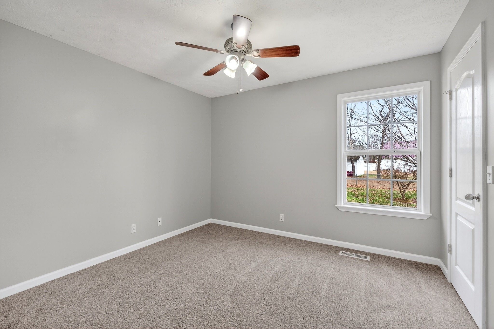 325 Indian Springs Circle Manchester, TN 37355 - Photo 25 of 29 an empty room with a window and a ceiling fan