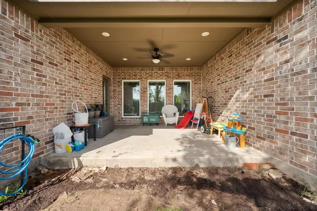 a view of a entryway with patio