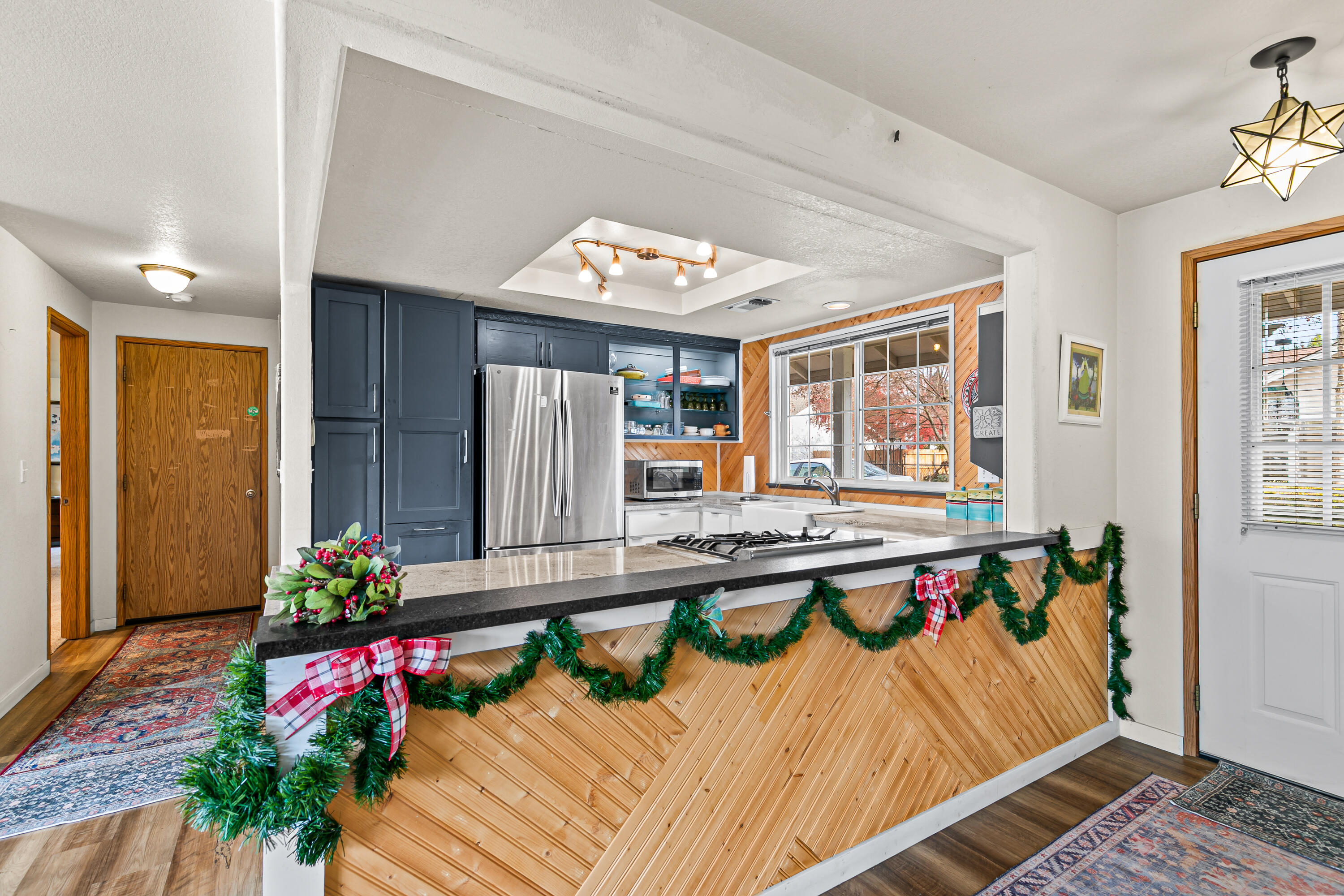 439 Midway Road Medford, OR 97501 - Photo 5 of 23 kitchen2