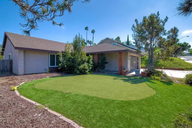 a view of a house with backyard and garden