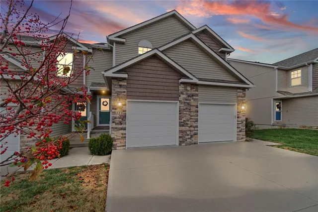 $225,000 | 221 North Pointe Lane, Raymore, MO 64083