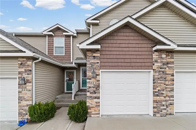 $225,000 | 221 North Pointe Lane, Raymore, MO 64083