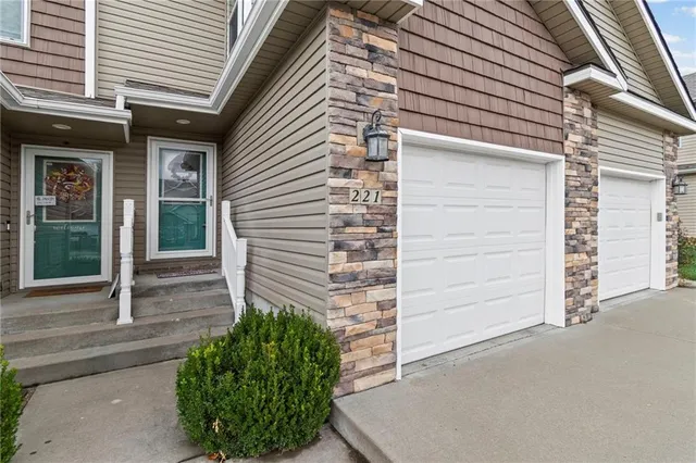 $225,000 | 221 North Pointe Lane, Raymore, MO 64083