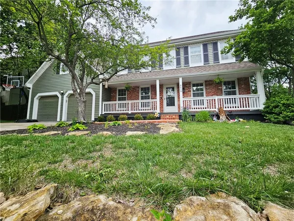 $460,000 | 8638 Greenwood Lane, Lenexa, KS 66215