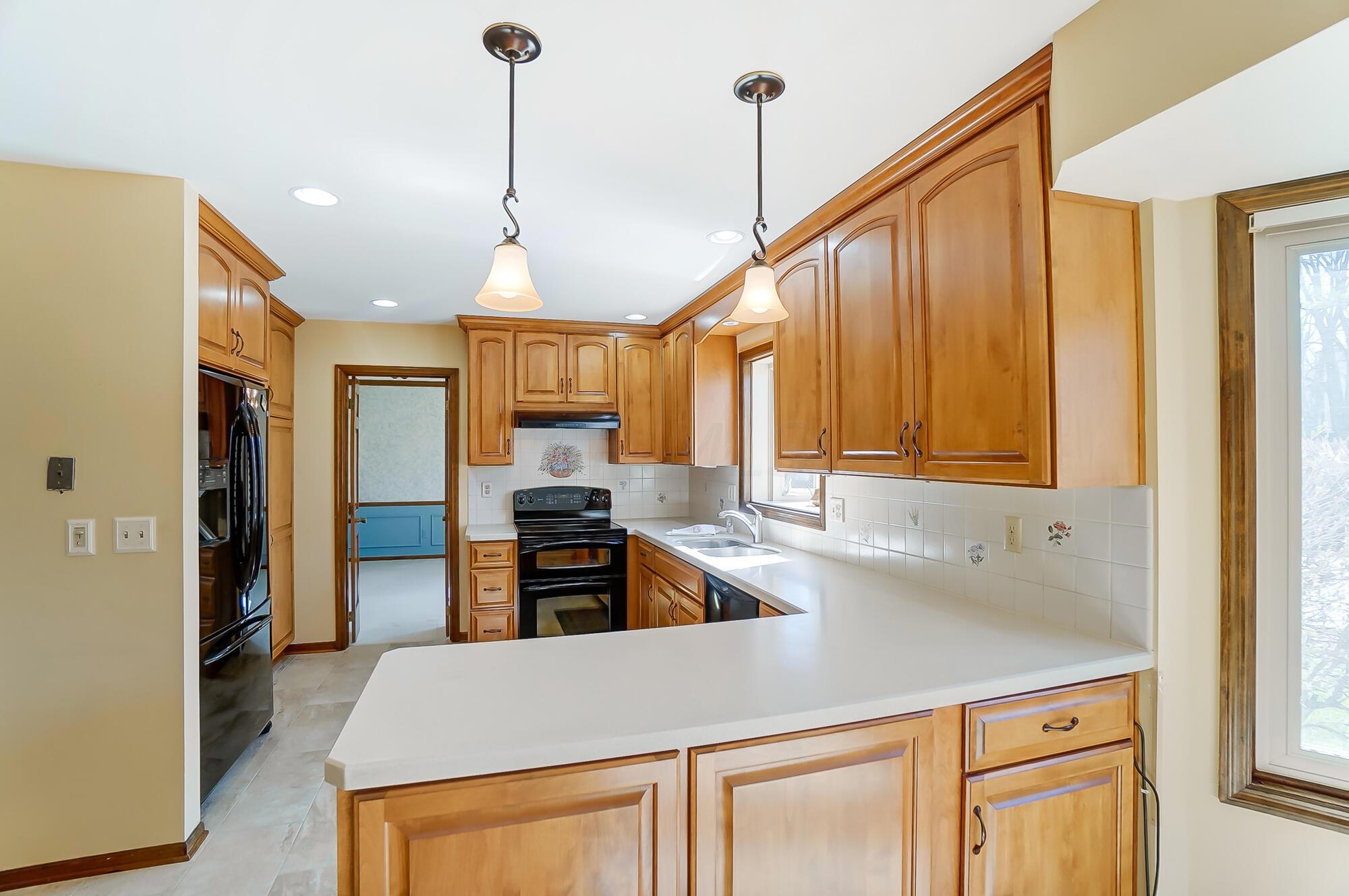 2221 Sandover Road Columbus, OH 43220 - Photo 12 of 79 015