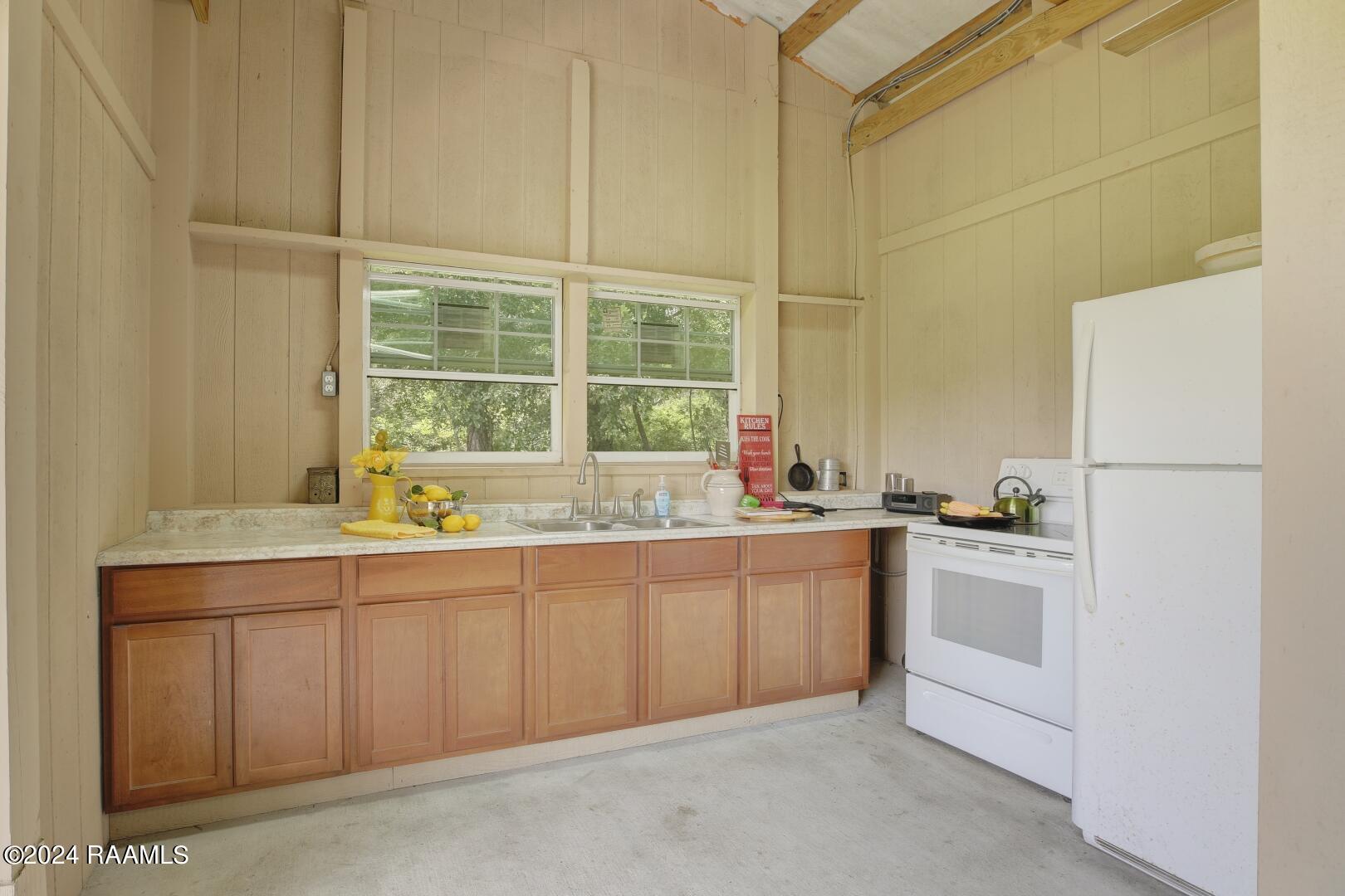 500 Interlude Road New Iberia, LA 70563 - Photo 25 of 37 Inside the outdoor kitchen