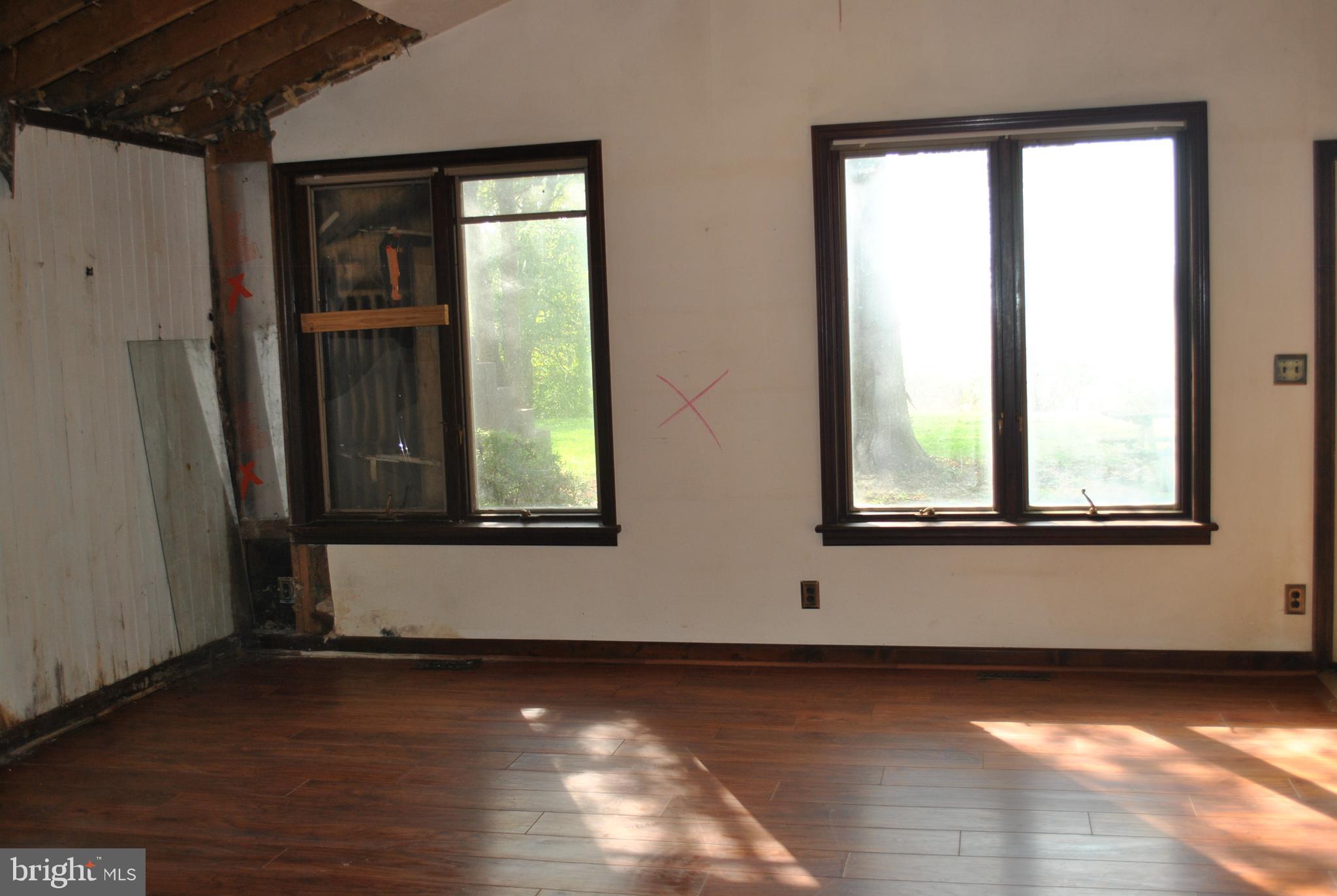 6366 Summit Road Glen Rock, PA 17327 - Photo 5 of 33 LIVING ROOM