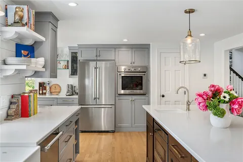 $2,250,000 | 9 Stone Tower Lane, Barrington, RI 02806