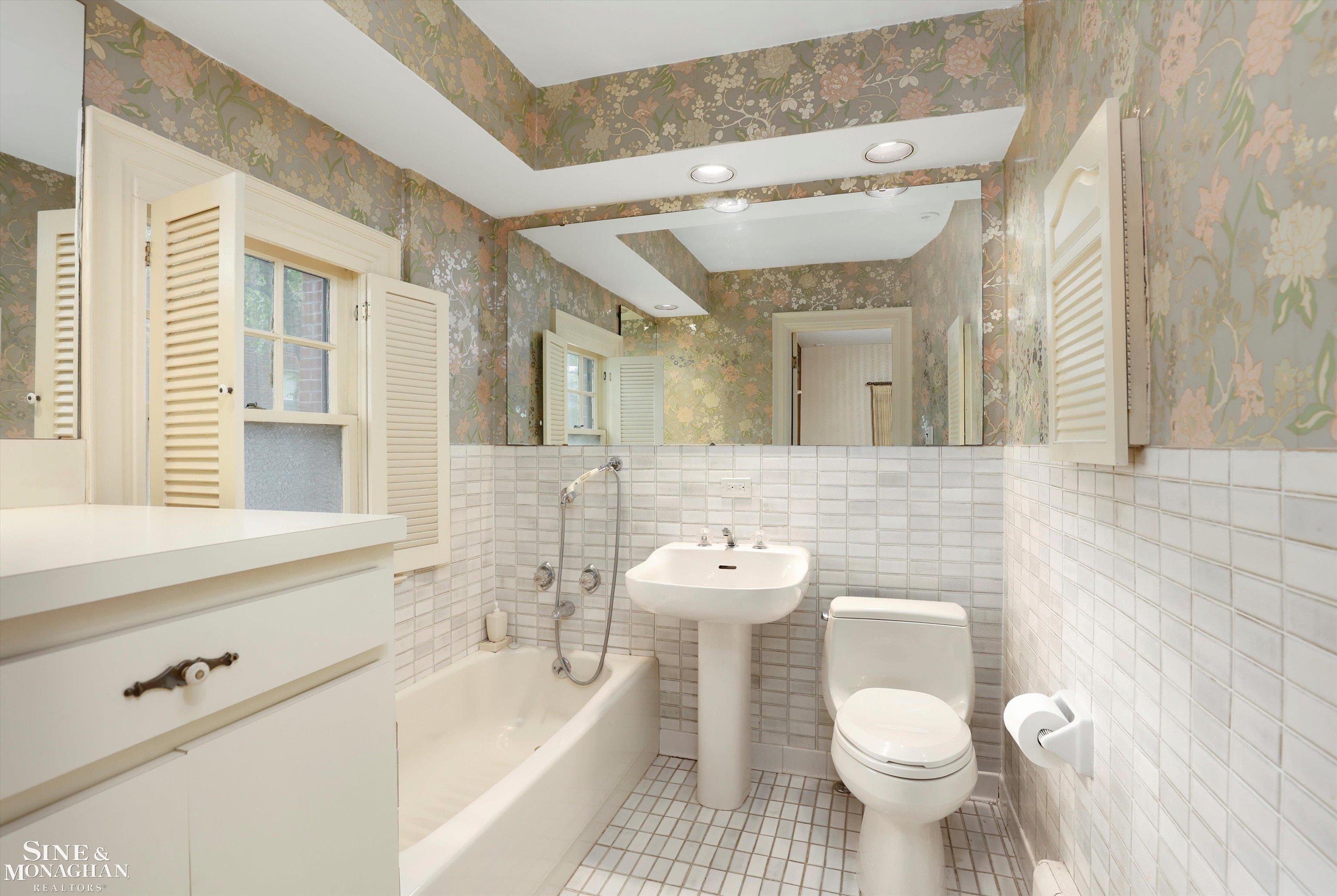 838 Whittier Road Grosse Pointe, MI 48230 - Photo 39 of 50 Primary bath