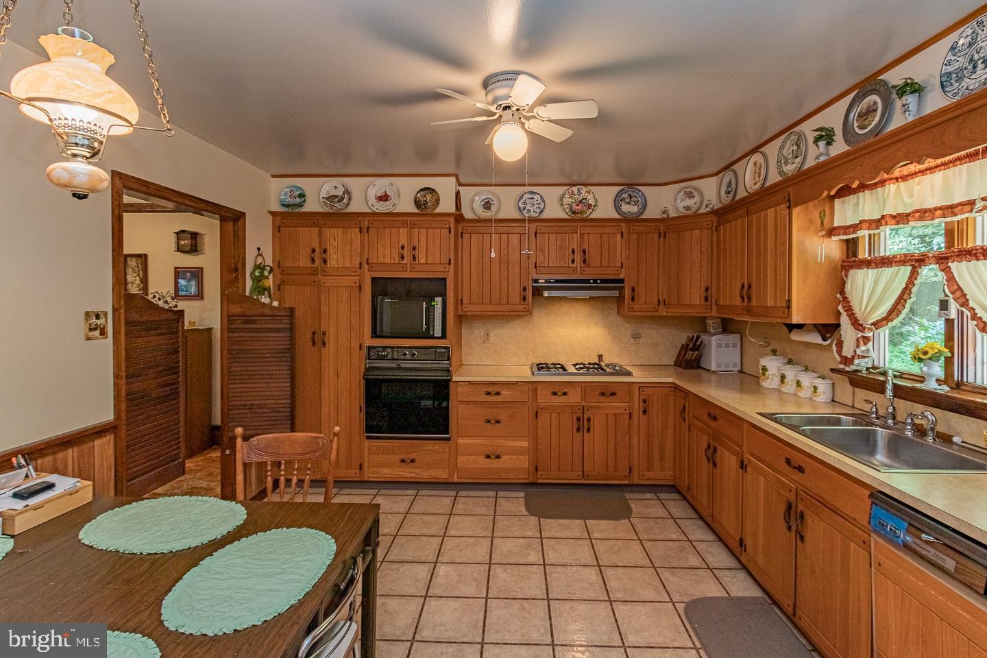 Eat in Kitchen with solid wood custom cabinets