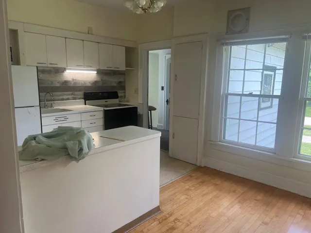 $1,295 | W379N5686 North Lake Road, Oconomowoc, WI 53066