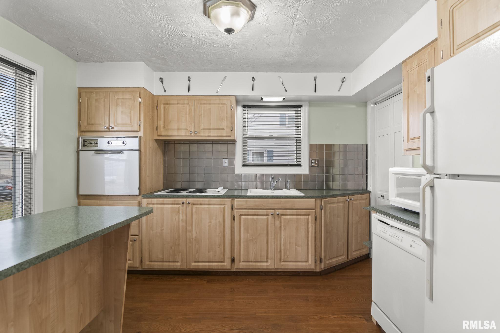 2025 East Hood Street Springfield, IL 62703 - Photo 8 of 35
