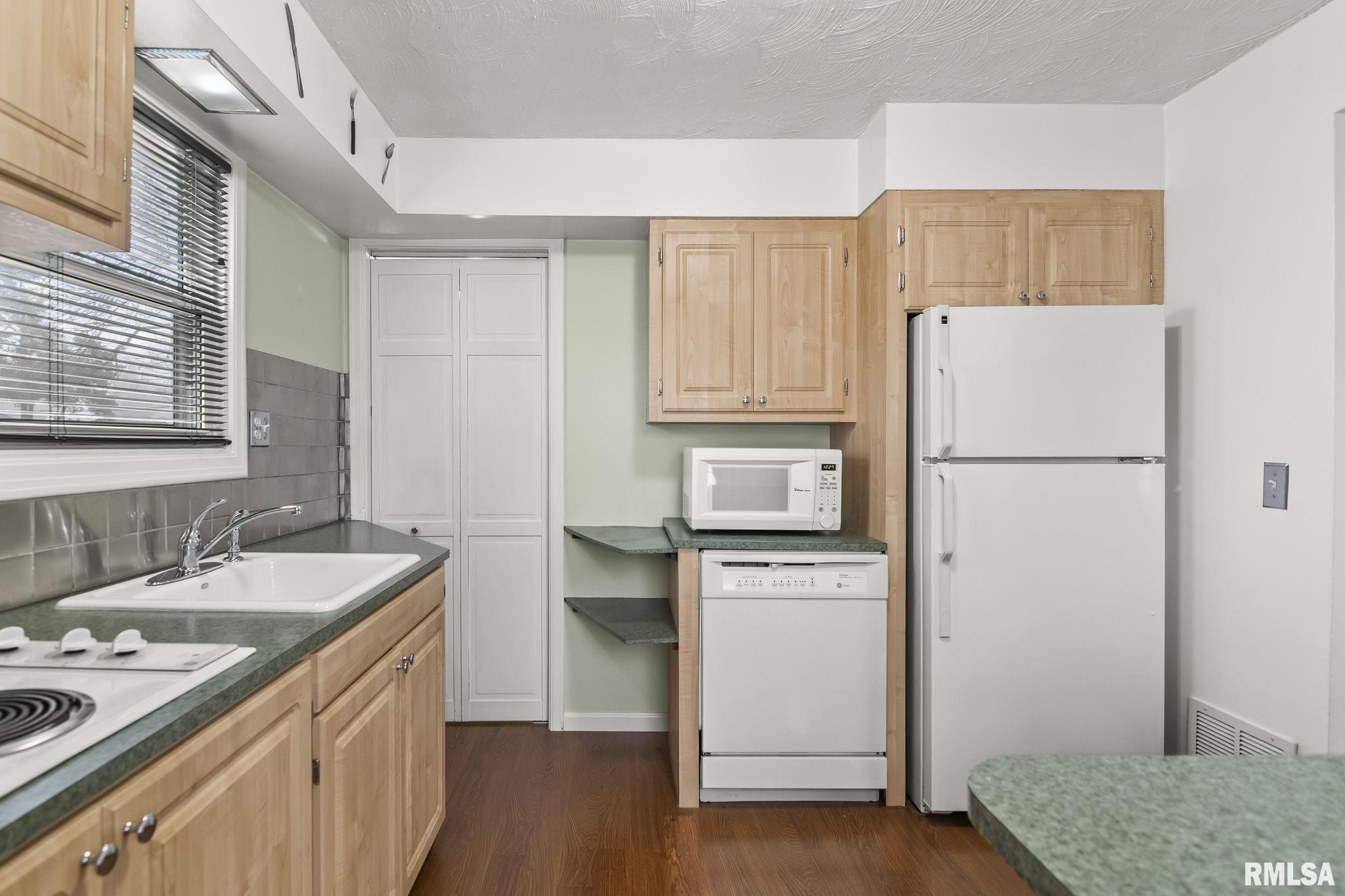 2025 East Hood Street Springfield, IL 62703 - Photo 9 of 35