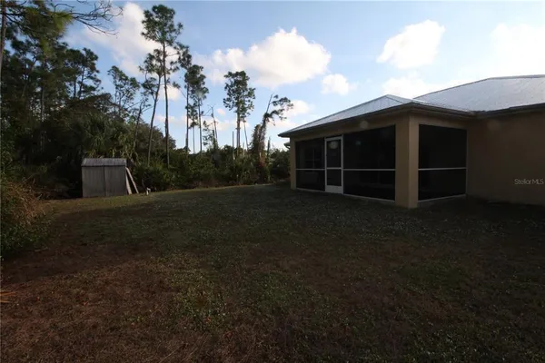 a view of a backyard