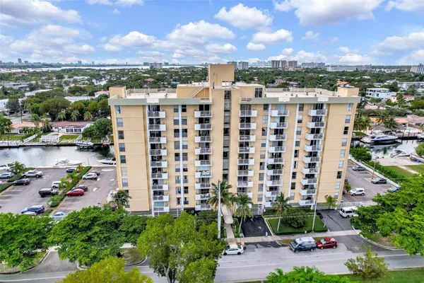 $2,200 | 2000 Northeast 135th Street, Unit 411, North Miami, FL 33181