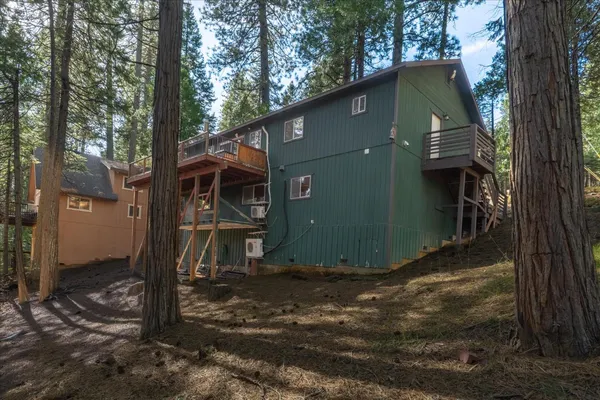 a view of a house with backyard