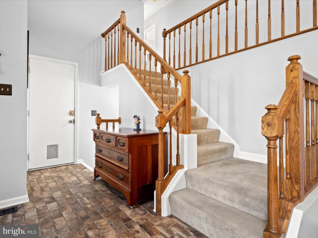 7701 Huntsman Boulevard Springfield, VA 22153 - Photo 8 of 50 Foyer/Entrance