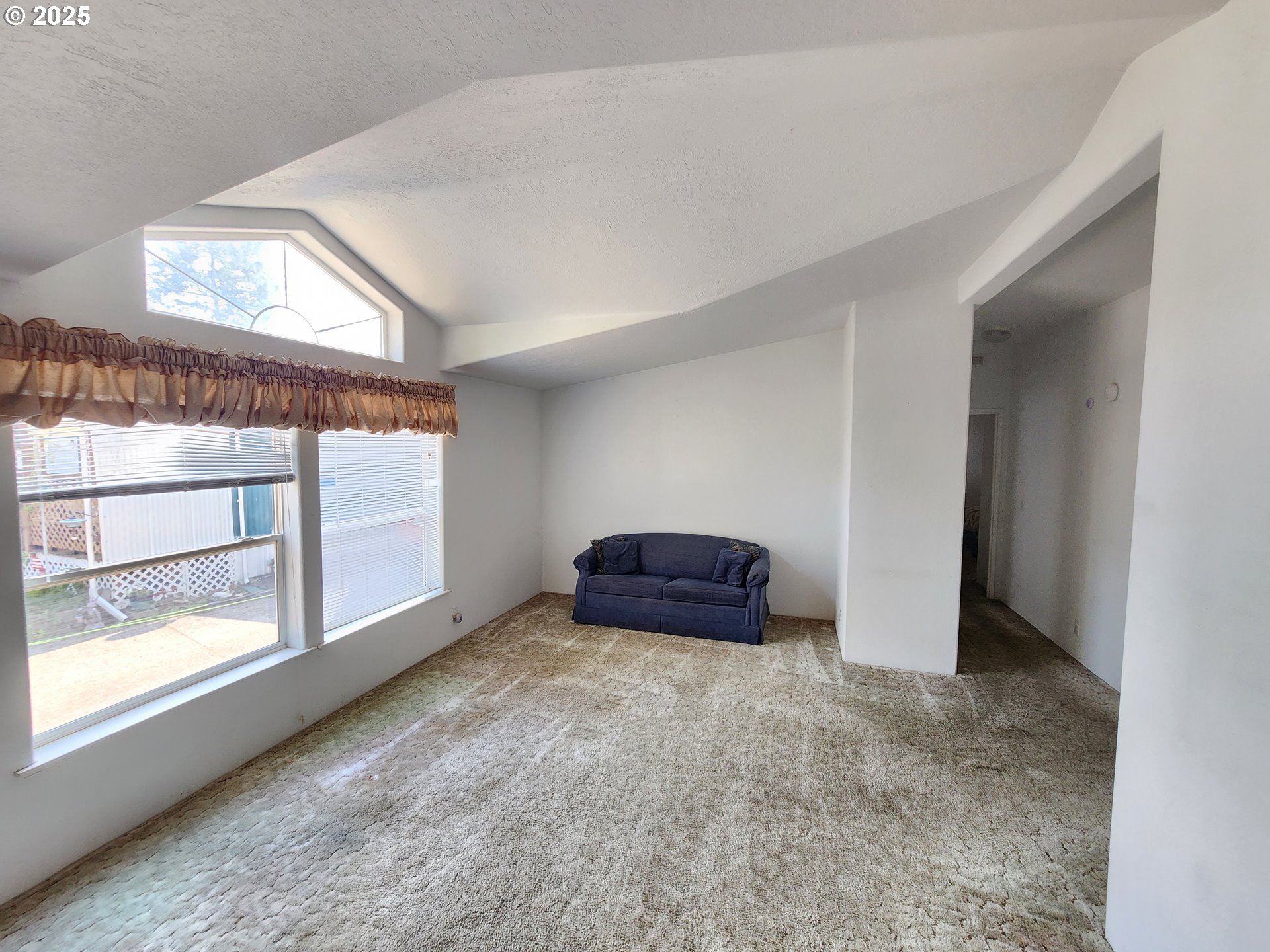 1125 58th Street, Unit 6 Springfield, OR 97478 - Photo 12 of 27 an empty room with windows