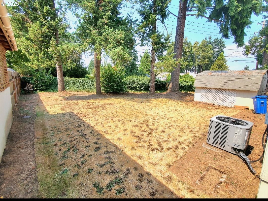 1125 58th Street, Unit 6 Springfield, OR 97478 - Photo 23 of 27 a view of back yard of the house