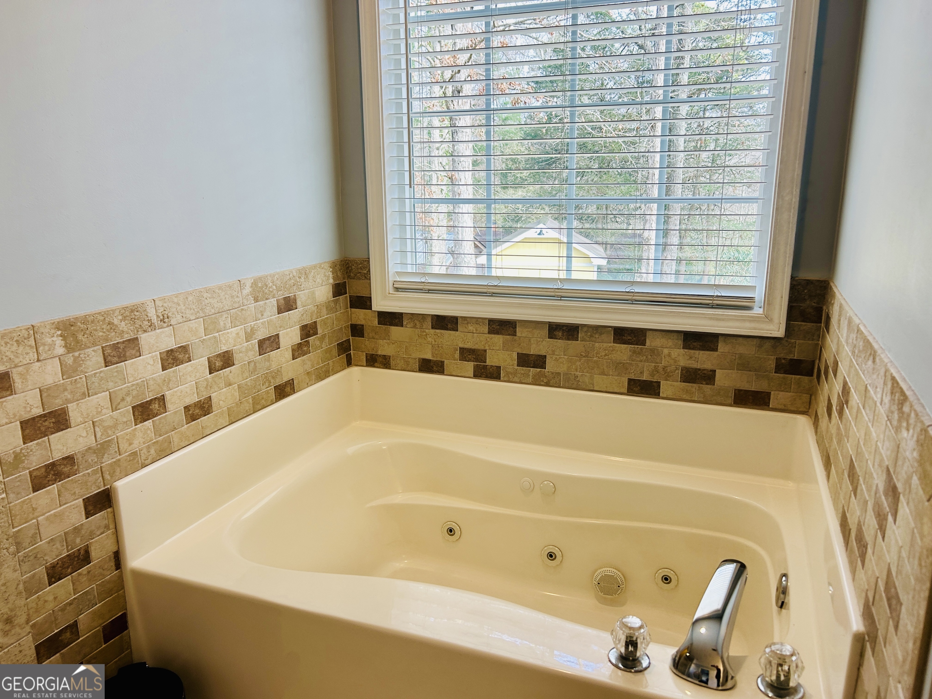 129 Rockwind Way Demorest, GA 30535 - Photo 27 of 45 a bathroom with bathtub and window