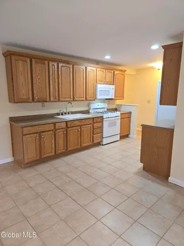 $1,990 | 7 Bedford Drive, Unit 1, Colonie, NY 12110