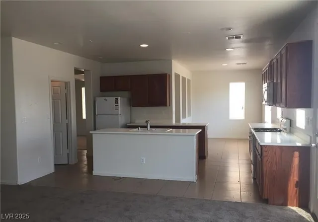 $2,100 | 3608 Tundra Swan Street, Las Vegas, NV 89122