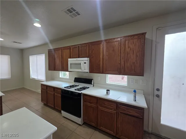 $2,100 | 3608 Tundra Swan Street, Las Vegas, NV 89122