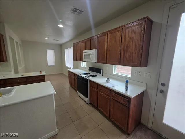 $2,100 | 3608 Tundra Swan Street, Las Vegas, NV 89122
