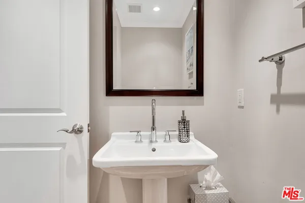 $2,025,000 | 3733 Willowcrest Avenue, Studio City, CA 91604