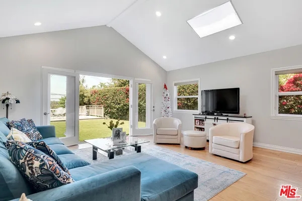 $2,025,000 | 3733 Willowcrest Avenue, Studio City, CA 91604