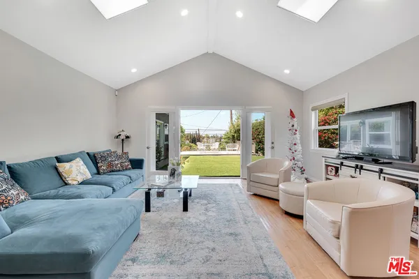 $2,025,000 | 3733 Willowcrest Avenue, Studio City, CA 91604