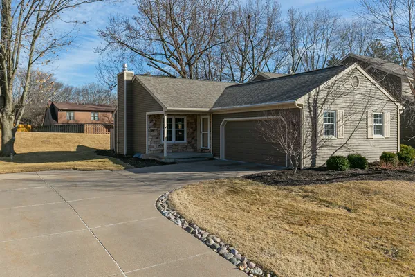 $294,995 | 12 Thornwood Court, Moline, IL 61265