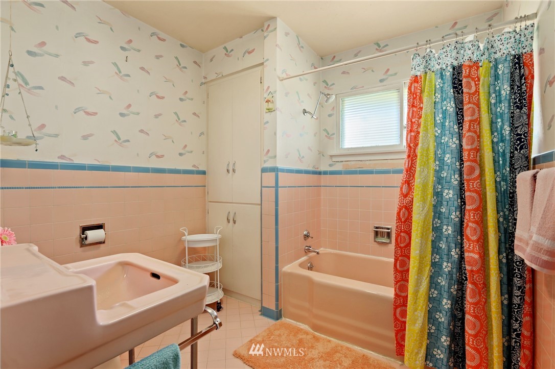831 Rucker Avenue Everett, WA 98201 - Photo 22 of 40 a bathroom with a tub sink and toilet