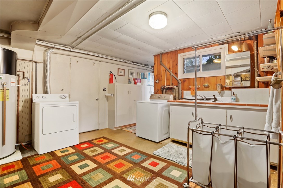 831 Rucker Avenue Everett, WA 98201 - Photo 33 of 40 a very nice looking room with a large window