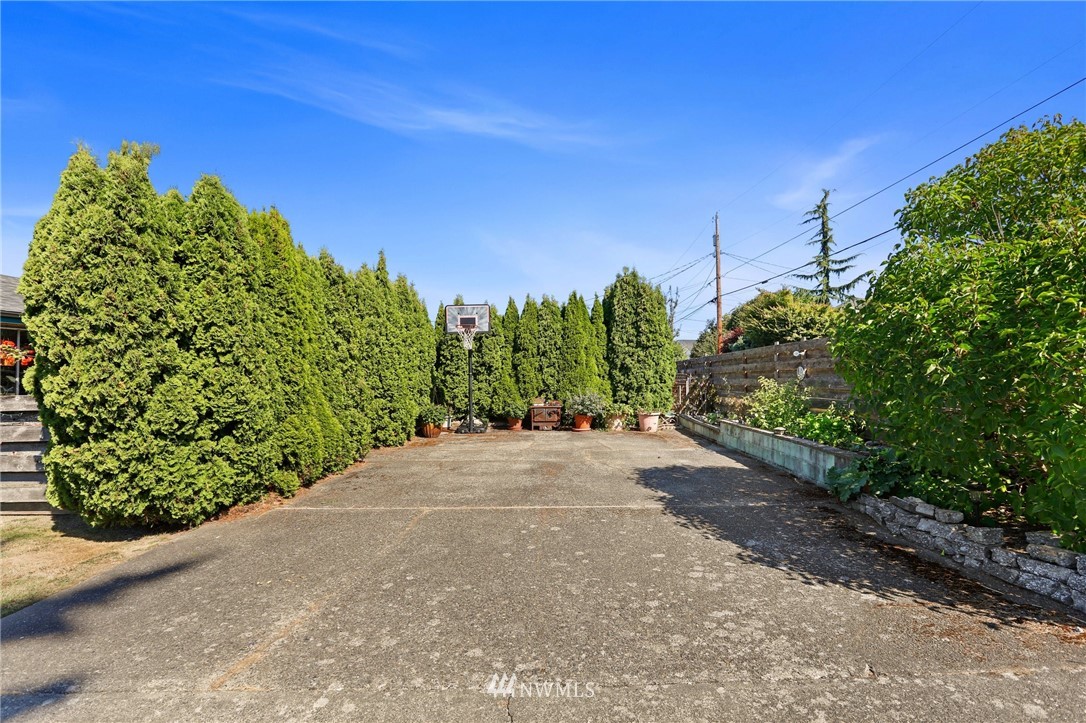 831 Rucker Avenue Everett, WA 98201 - Photo 36 of 40 a view of a garden with plants