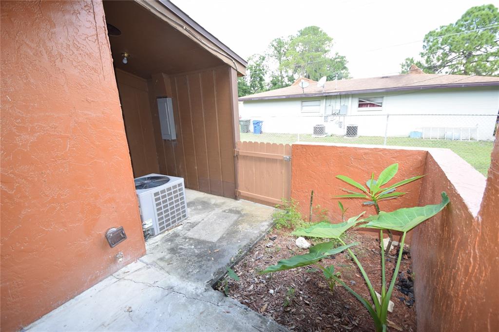 945 Castle Way, Unit 945 Lakeland, FL 33803 - Photo 16 of 16 a backyard of a house with lots of green space