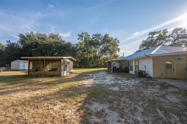 a view of a house with backyard