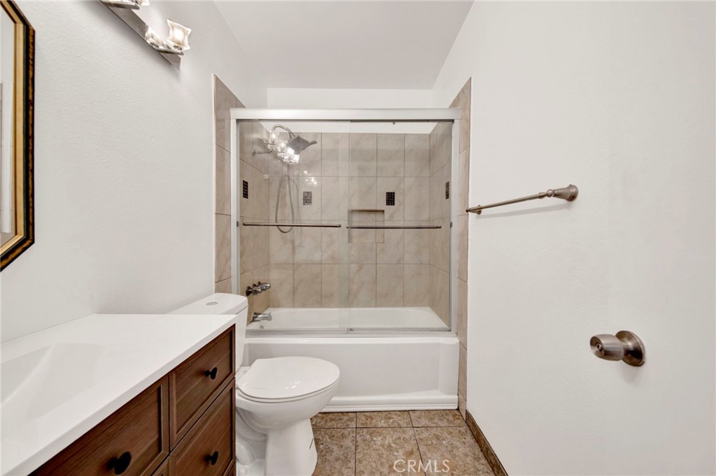 9745 Vía Roma Burbank, CA 91504 - Photo 12 of 18 Gallery Image 12