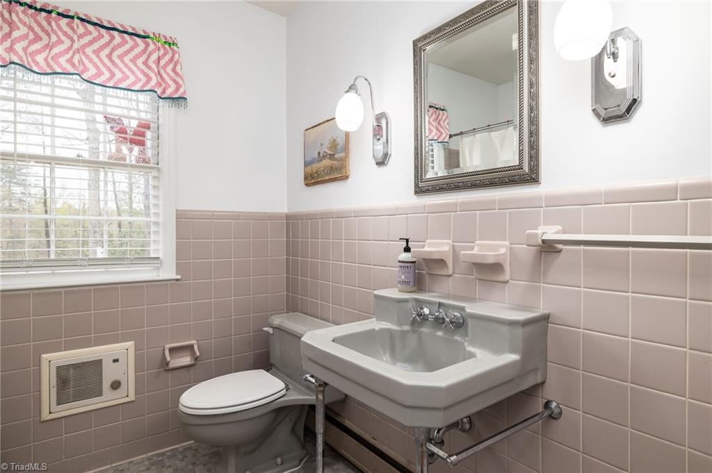 304 Shadow Valley Road High Point, NC 27262 - Photo 28 of 47