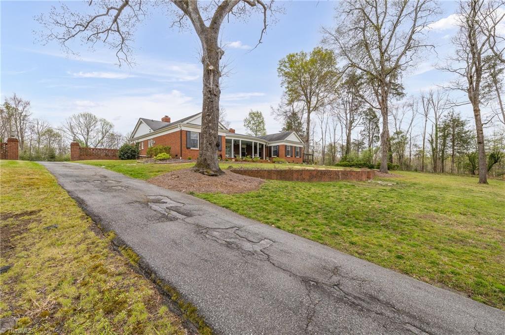 304 Shadow Valley Road High Point, NC 27262 - Photo 4 of 47