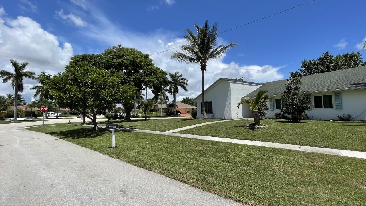 163 Seminole Lane Boca Raton, FL 33487 - Photo 7 of 29 Side view
