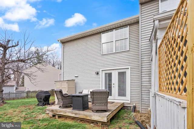 a view of a house with backyard and furniture