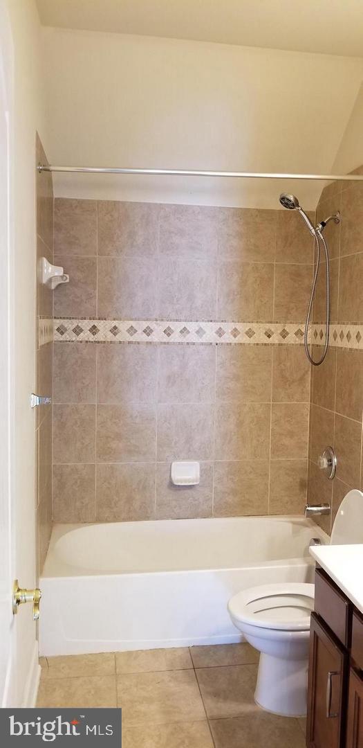 13595 Station Street Germantown, MD 20874 - Photo 5 of 7 a bathroom with a bathtub and a shower