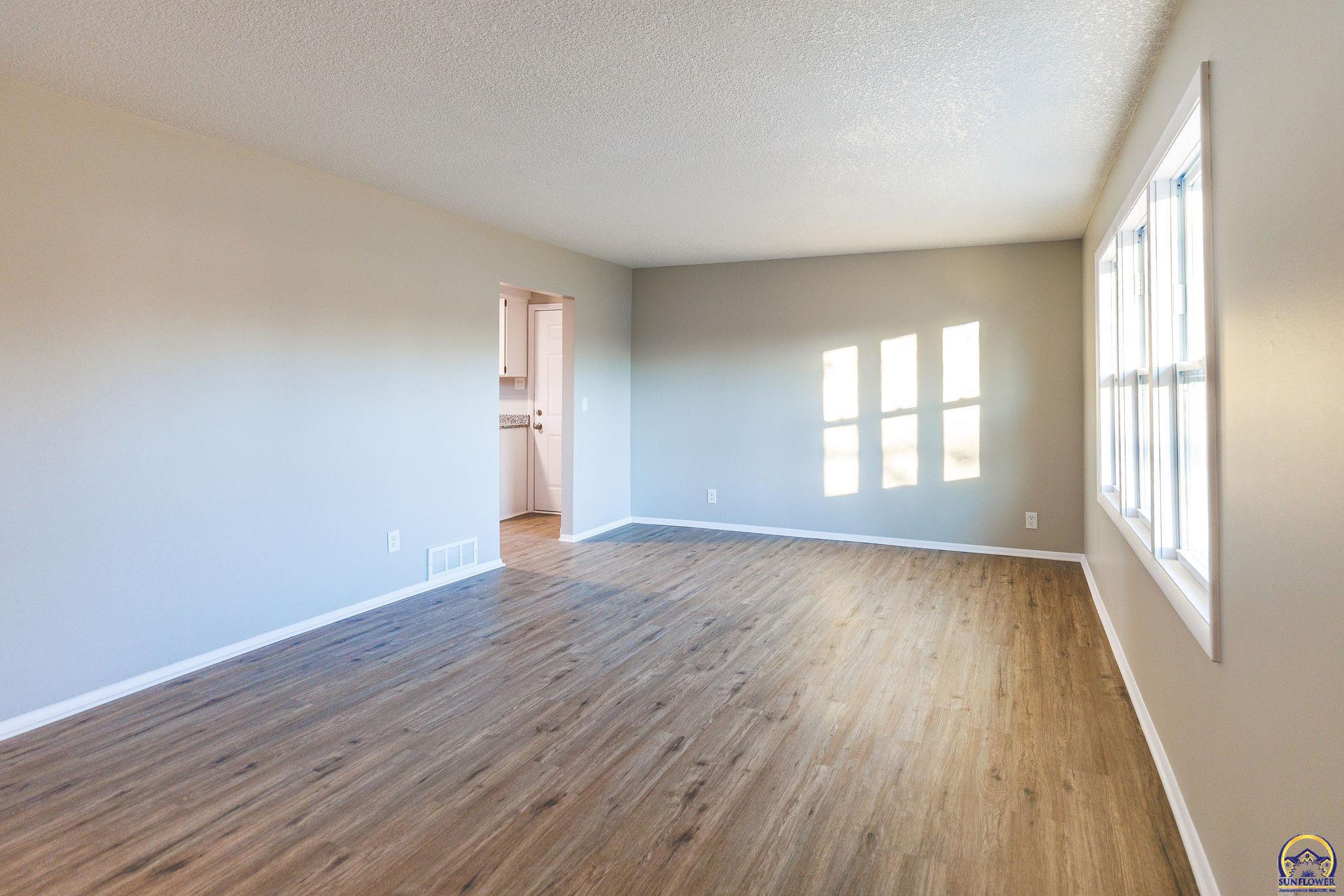 2030 Southeast 37th Street Topeka, KS 66605 - Photo 8 of 22