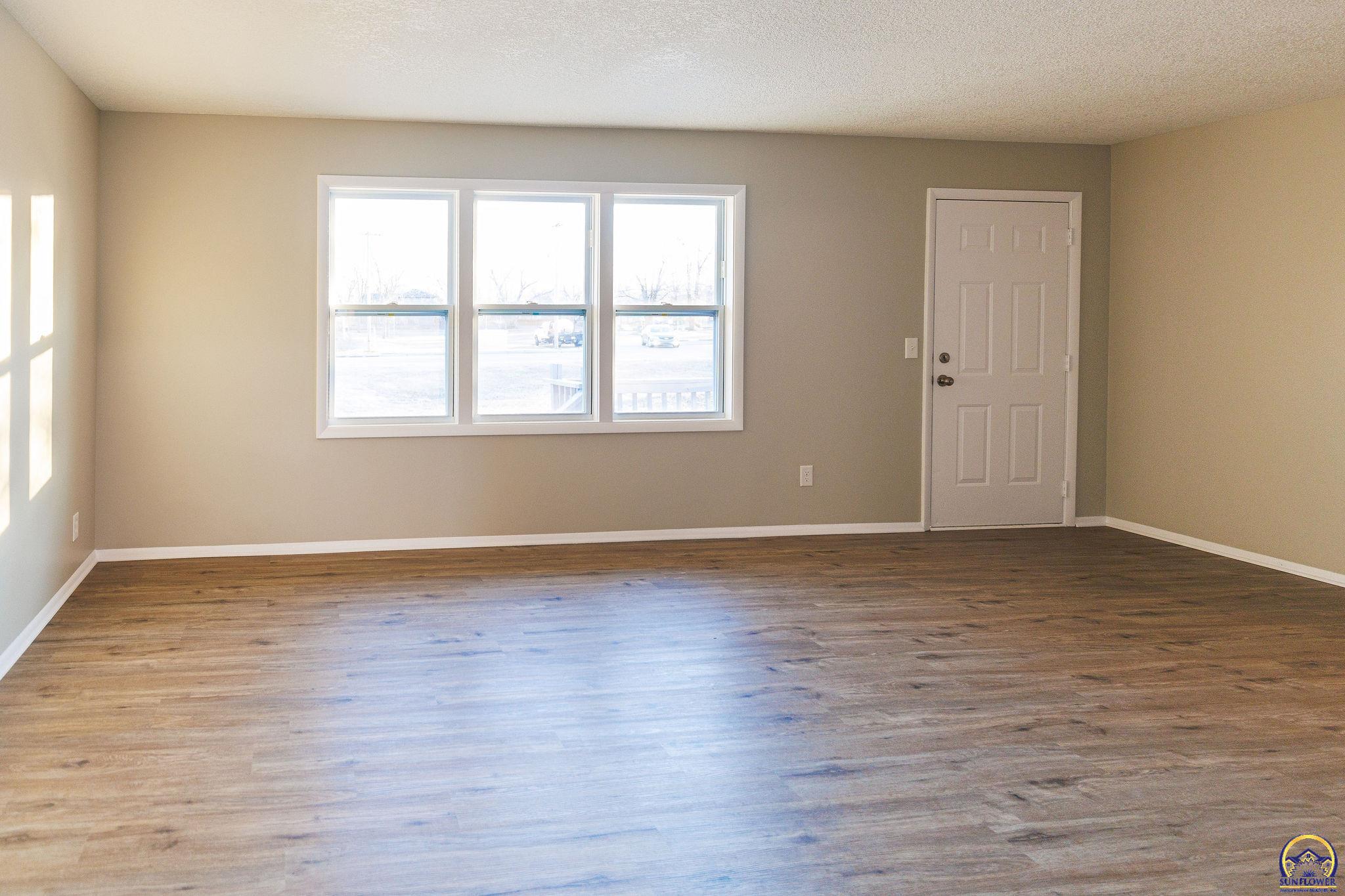 2030 Southeast 37th Street Topeka, KS 66605 - Photo 9 of 22