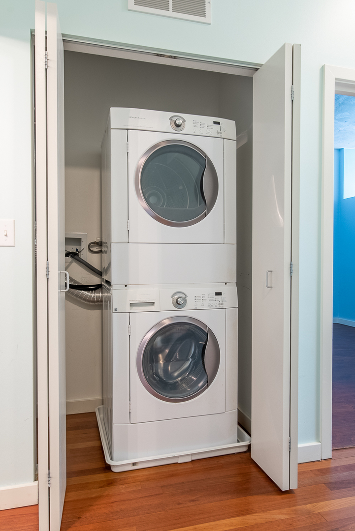1720 South Michigan Avenue, Unit 2512 Chicago, IL 60616 - Photo 17 of 18 a utility room with dryer and washer