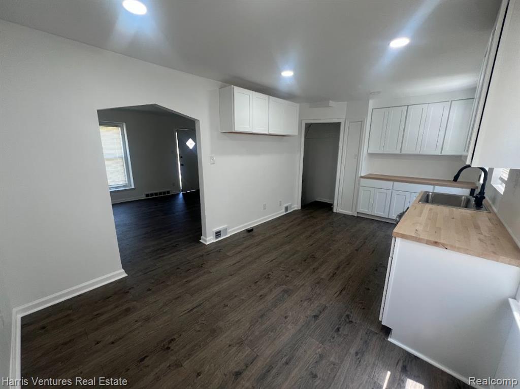 22144 Moross Road Grosse Pointe, MI 48236 - Photo 10 of 16