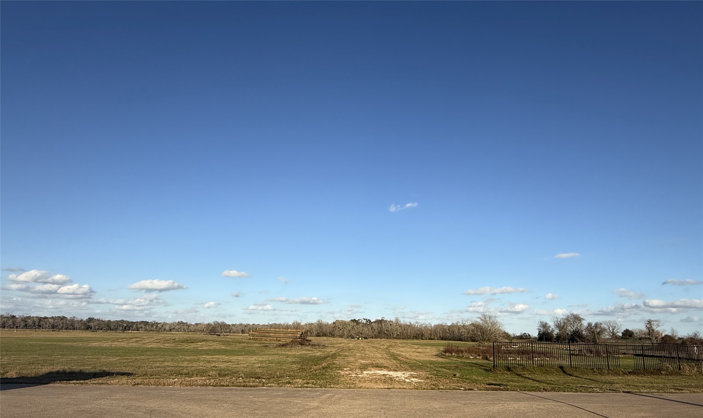 225 Cripple Creek Lane Angleton, TX 77515 - Photo 2 of 13 a view of an ocean