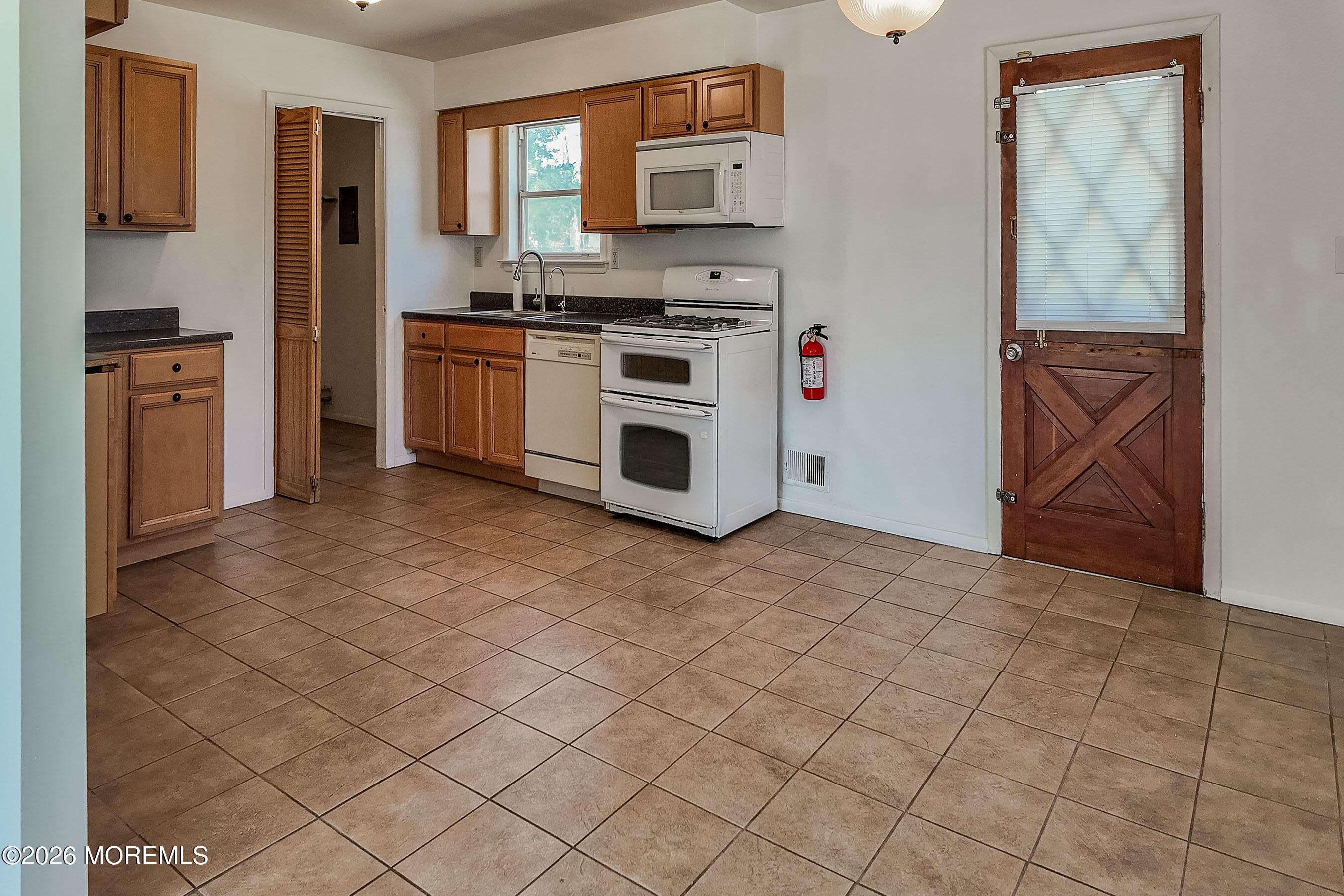 202 Keller Street Bayville, NJ 08721 - Photo 4 of 11 18
